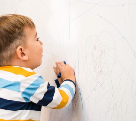 Cómo enseñar a escribir a niños en edad preescolar: Estrategias efectivas y divertidas.